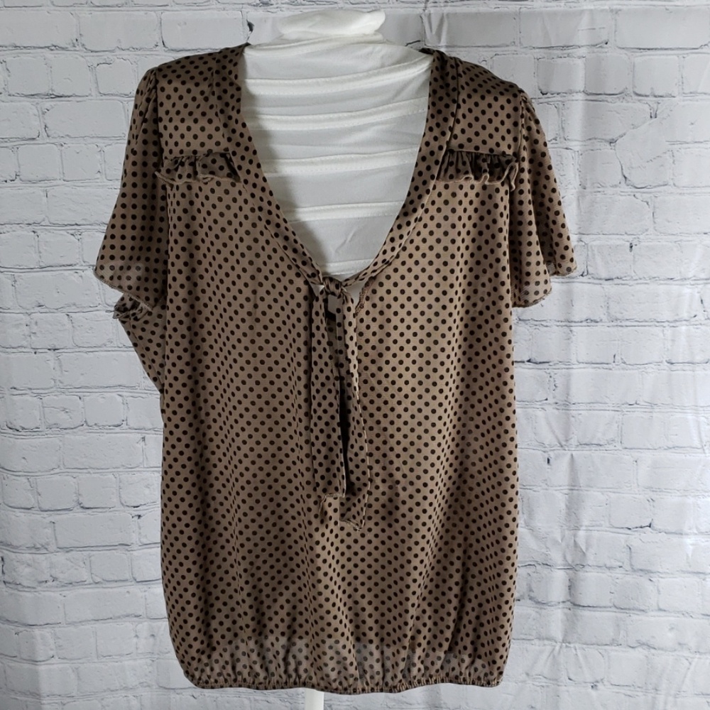 Black and tan polka dot tie front shirt w ruffles